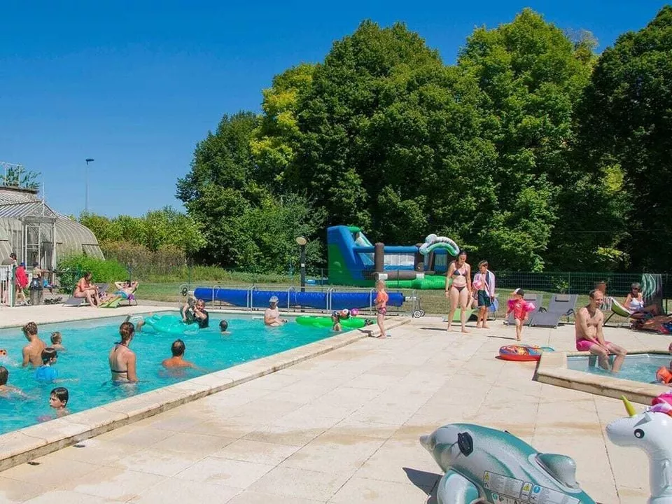 Camping Le Petit Trianon de Saint Ustre 