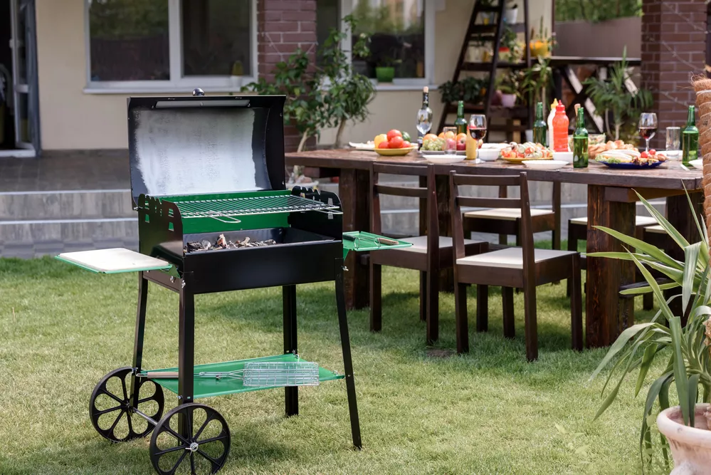 tuin met tafel en bbq