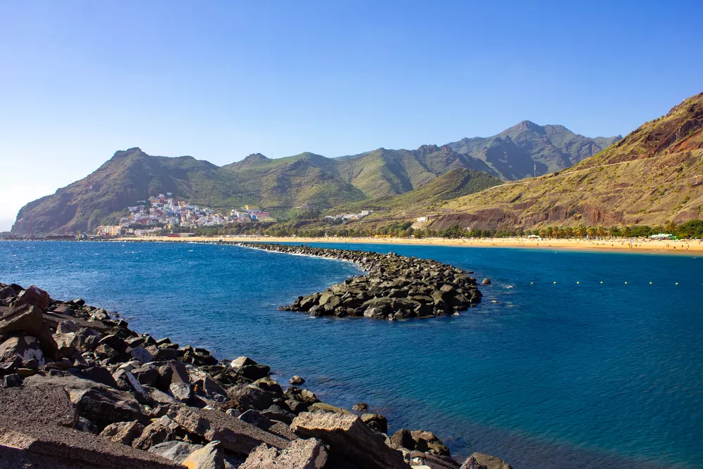 Natuur en zee in Tenerife, vanuit de kust te zien