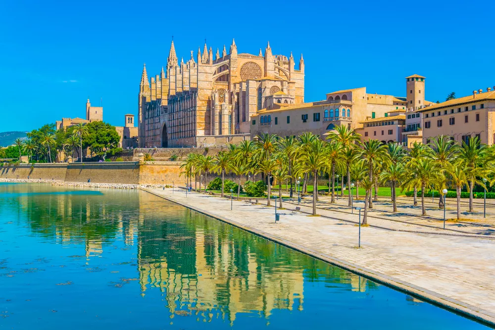 monumentaal pand in Mallorca aan het water op een zonnige dag
