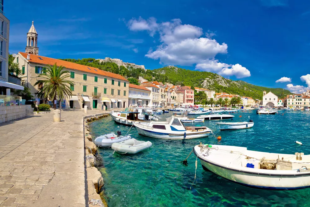 Schilderachtige kust van de stad Hvar